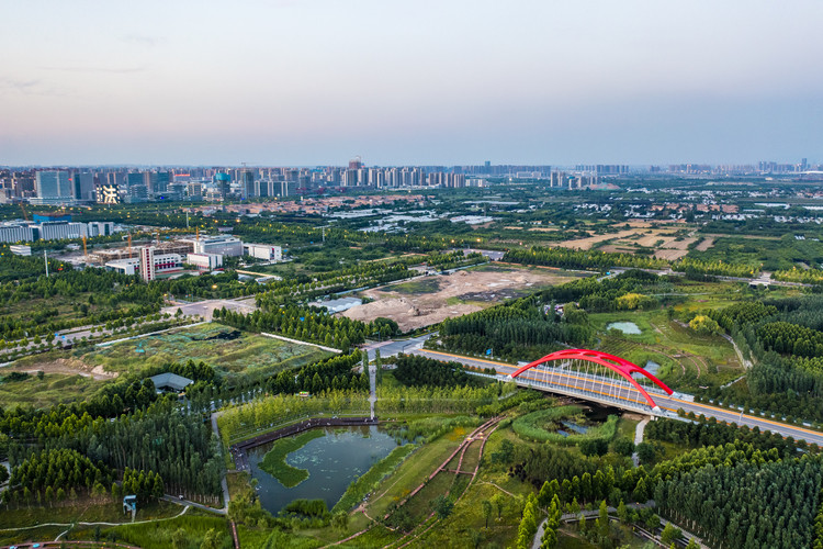 北京奥林匹克公园鸟瞰图，城市绿色生态的壮丽画卷